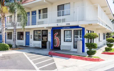 Photo 2 - Motel 6 Bakersfield, CA - Convention Center