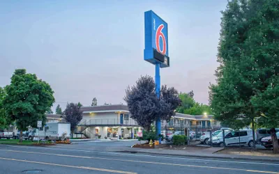 Photo 2 - Motel 6 Salem, OR