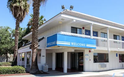 Photo 2 - Motel 6 Coalinga, CA - East