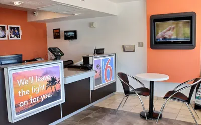 Photo 4 - Motel 6 Coalinga, CA - East
