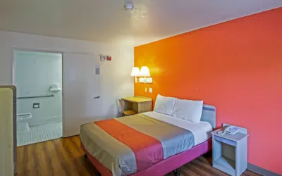 Photo 5 - Motel 6 Redding, CA - South