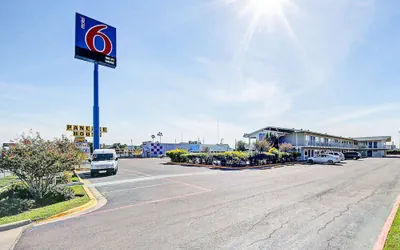 Photo 2 - Motel 6 Laredo, TX - South
