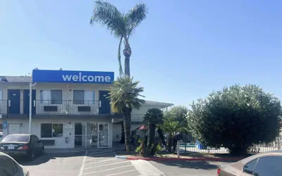 Photo 2 - Motel 6 Tulare, CA