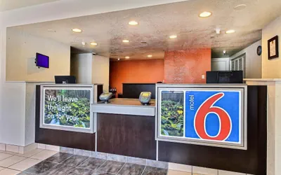 Photo 3 - Hotel B5 Watsonville, CA - Monterey Area