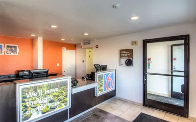 Photo 4 - Motel 6 Redding, CA - North