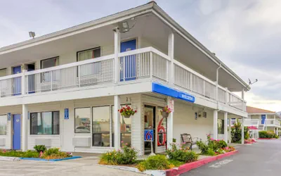 Photo 2 - Motel 6 Medford, OR - North