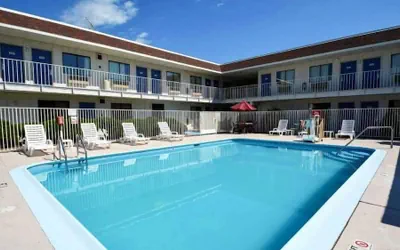 Photo 2 - Motel 6 Windsor Locks, CT - Hartford