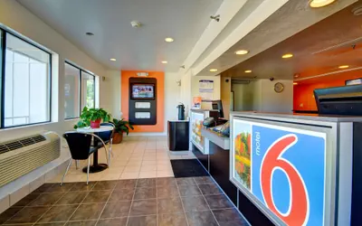 Photo 4 - Motel 6 Windsor Locks, CT - Hartford