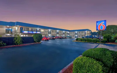 Photo 2 - Motel 6 Russellville, AR