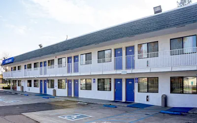 Photo 2 - Motel 6 Porterville, CA