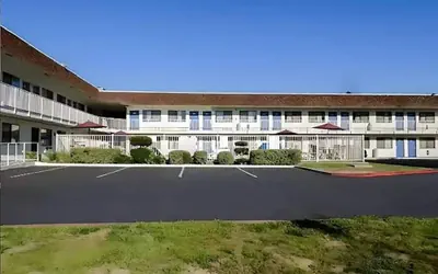 Photo 2 - Super 8 by Wyndham Turlock