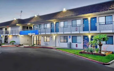 Photo 2 - Motel 6 Palmdale, CA