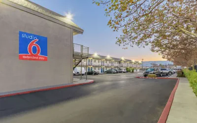 Photo 2 - Motel 6 Hayward, CA – Silicon Valley Gateway