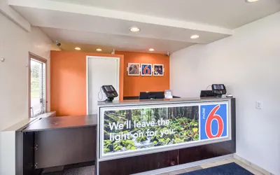 Photo 4 - Motel 6 Everett, WA - South