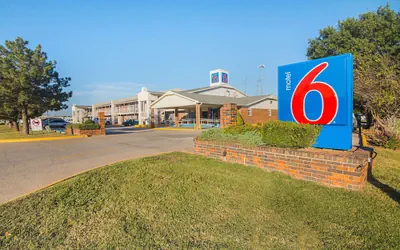 Photo 2 - Motel 6 Lawton, OK