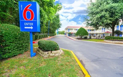 Photo 2 - Motel 6 Huntsville, TX