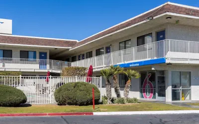 Photo 2 - Motel 6 Mojave, CA