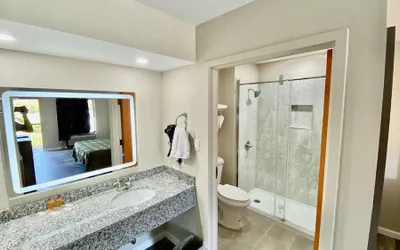 Photo 3 - Brentwood Inn & Suites