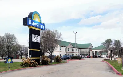 Photo 2 - Days Inn by Wyndham Denham Springs-Baton Rouge East