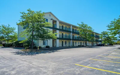 Photo 2 - HomeTowne Studios by Red Roof Chicago - Waukegan