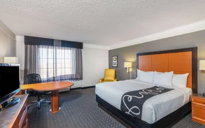 Photo 2 - La Quinta Inn & Suites by Wyndham Pueblo