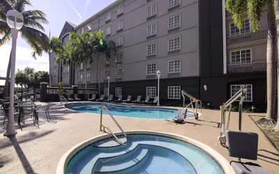 Photo 2 - La Quinta Inn & Suites by Wyndham Miami Airport West