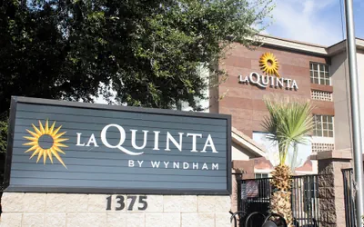 Photo 2 - La Quinta Inn & Suites by Wyndham Tempe University / Phoenix
