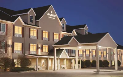 Photo 2 - Country Inn & Suites by Radisson Bismarck Waterpark