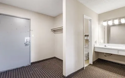 Photo 5 - Heritage Inn Express Hayward