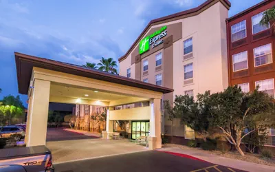 Photo 2 - Holiday Inn Express Hotel & Suites Phoenix-Airport by IHG