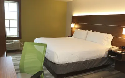 Photo 4 - Holiday Inn Express Hotel & Suites Phoenix-Airport by IHG