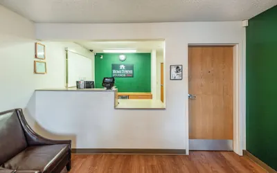 Photo 4 - HomeTowne Studios by Red Roof Spokane - Valley