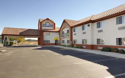 Photo 2 - Days Inn by Wyndham Phoenix North