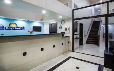 Photo 5 - Days Inn by Wyndham Phoenix North