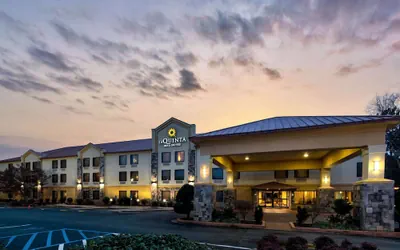 Photo 2 - La Quinta Inn & Suites by Wyndham LaGrange / I-85