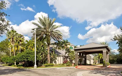 Photo 2 - La Quinta Inn & Suites by Wyndham Ft. Lauderdale Plantation