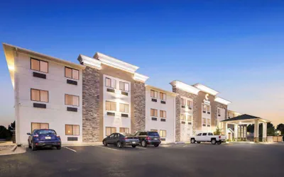 Photo 2 - Comfort Inn & Suites Pueblo