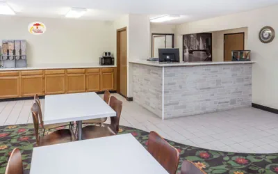 Photo 2 - Super 8 by Wyndham Pekin/Peoria Area