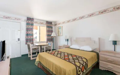 Photo 4 - Super 8 by Wyndham Cottonwood