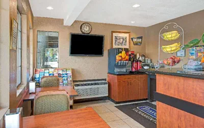 Photo 3 - Travelodge by Wyndham Sacramento / Rancho Cordova