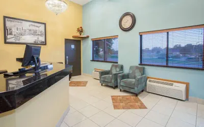 Photo 2 - Super 8 by Wyndham Normal Bloomington