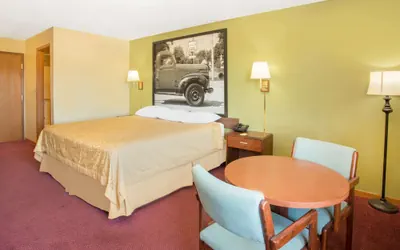 Photo 3 - Super 8 by Wyndham Normal Bloomington