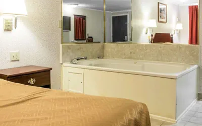 Photo 5 - Rodeway Inn Madison Heights - Detroit