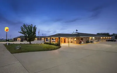 Photo 2 - Super 8 by Wyndham Henryetta