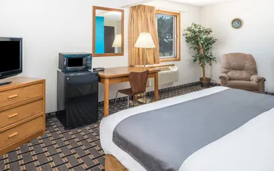 Photo 3 - Super 8 by Wyndham Lincoln West