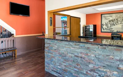 Photo 2 - Super 8 by Wyndham Lincoln West
