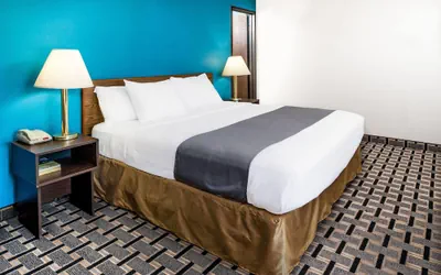 Photo 4 - Super 8 by Wyndham Lincoln West