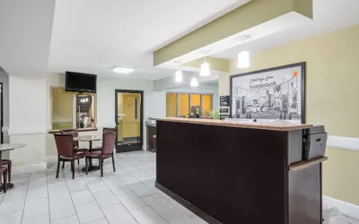 Photo 2 - Super 8 by Wyndham Dandridge