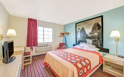 Photo 4 - Super 8 by Wyndham San Antonio/Fiesta