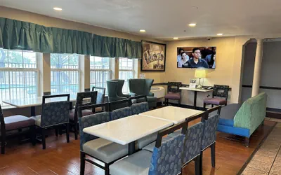 Photo 2 - Super 8 by Wyndham San Antonio/Fiesta